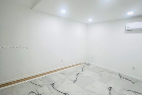 Снять в аренду коммерческую недвижимость в Хомстед, Флорида 1 спальня, 123.93м2, № 1944528 - фото 5