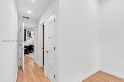 Villa ou maison à vendre à Miami, Floride: 4 chambres, 170.38 m2 № 2266091 - photo 17