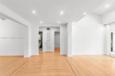 Villa ou maison à vendre à Miami, Floride: 4 chambres, 170.38 m2 № 2266091 - photo 13