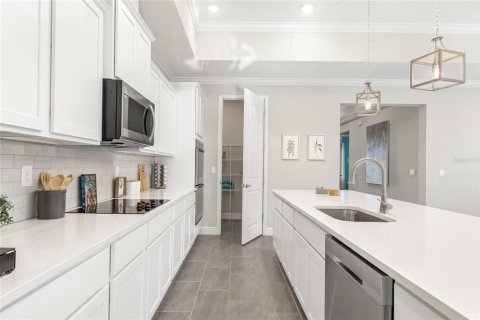 House in Edgewater, Florida 4 bedrooms, 233.37 sq.m. № 2302526 - photo 8