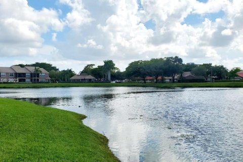 Снять в аренду кондоминиум в Корал-Спрингс, Флорида 2 спальни, 75.72м2, № 1969680 - фото 16