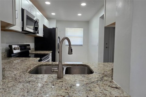 Снять в аренду кондоминиум в Корал-Спрингс, Флорида 2 спальни, 75.72м2, № 1969680 - фото 11