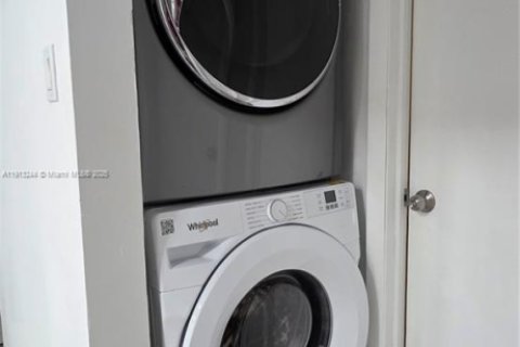 Снять в аренду кондоминиум в Корал-Спрингс, Флорида 2 спальни, 75.72м2, № 1969680 - фото 7