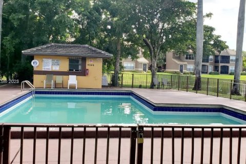 Снять в аренду кондоминиум в Корал-Спрингс, Флорида 2 спальни, 75.72м2, № 1969680 - фото 15