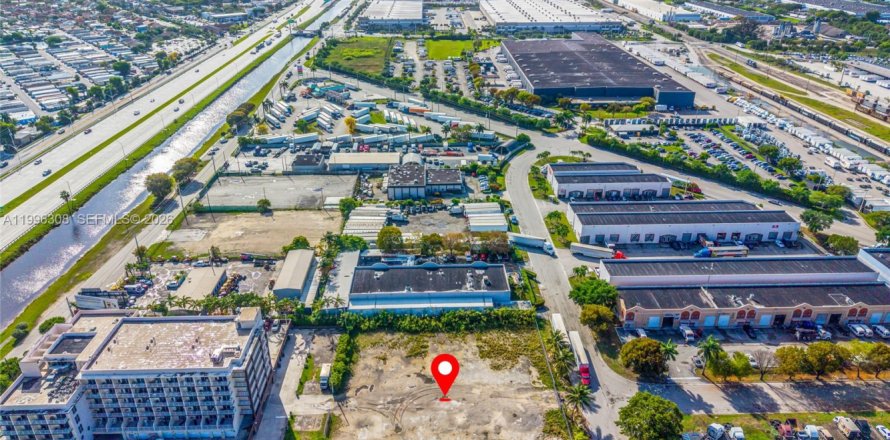 Propiedad comercial en Medley, Florida № 2058237