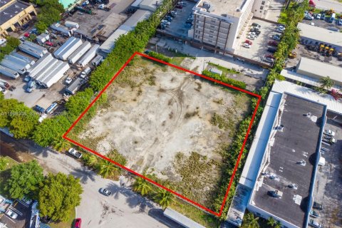 Propiedad comercial en venta en Medley, Florida № 2058237 - foto 17