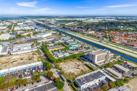 Propiedad comercial en venta en Medley, Florida № 2058237 - foto 5