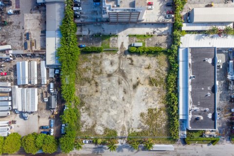 Propiedad comercial en venta en Medley, Florida № 2058237 - foto 2