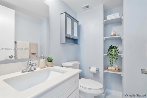 Copropriété à vendre à Surfside, Floride: 1 chambre, 86.31 m2 № 2300523 - photo 21