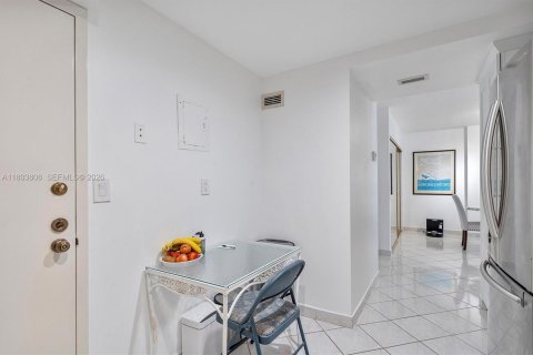 Copropriété à vendre à Surfside, Floride: 1 chambre, 86.31 m2 № 2300523 - photo 14