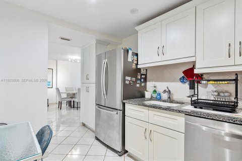 Copropriété à vendre à Surfside, Floride: 1 chambre, 86.31 m2 № 2300523 - photo 13