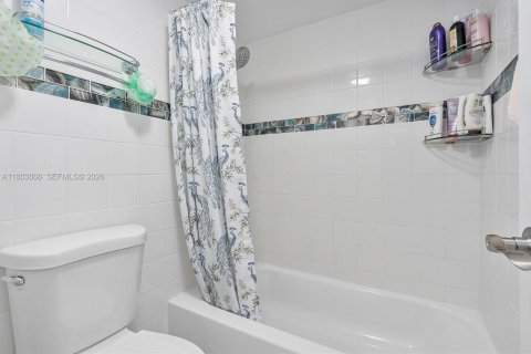 Copropriété à vendre à Surfside, Floride: 1 chambre, 86.31 m2 № 2300523 - photo 20