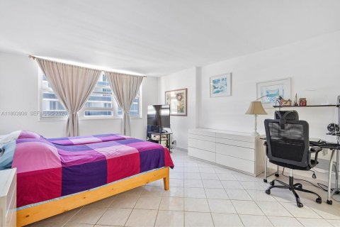 Copropriété à vendre à Surfside, Floride: 1 chambre, 86.31 m2 № 2300523 - photo 16