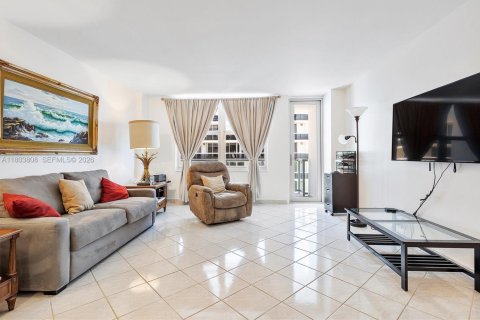 Copropriété à vendre à Surfside, Floride: 1 chambre, 86.31 m2 № 2300523 - photo 7