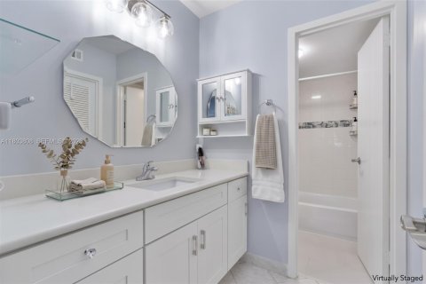 Copropriété à vendre à Surfside, Floride: 1 chambre, 86.31 m2 № 2300523 - photo 17
