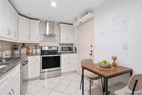 Copropriété à vendre à Surfside, Floride: 1 chambre, 86.31 m2 № 2300523 - photo 10
