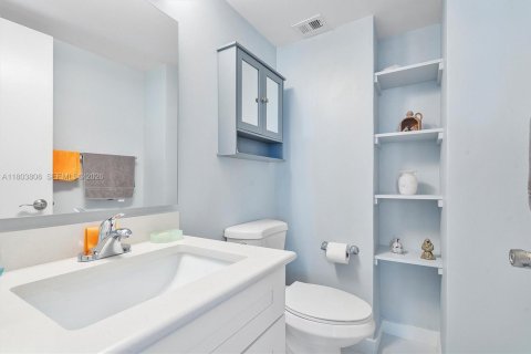 Copropriété à vendre à Surfside, Floride: 1 chambre, 86.31 m2 № 2300523 - photo 22
