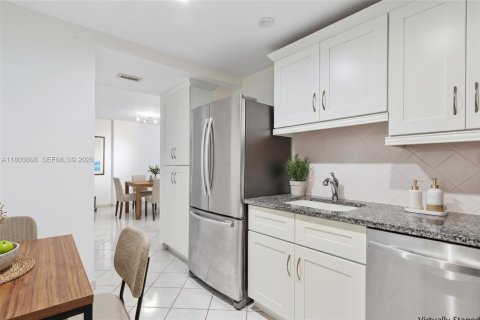 Copropriété à vendre à Surfside, Floride: 1 chambre, 86.31 m2 № 2300523 - photo 12