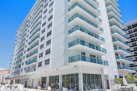 Copropriété à vendre à Surfside, Floride: 1 chambre, 86.31 m2 № 2300523 - photo 28