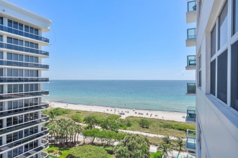 Condo à Surfside, Floride, 1 chambre  № 2300523