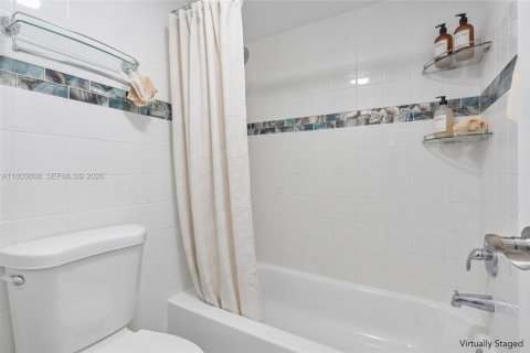 Copropriété à vendre à Surfside, Floride: 1 chambre, 86.31 m2 № 2300523 - photo 19