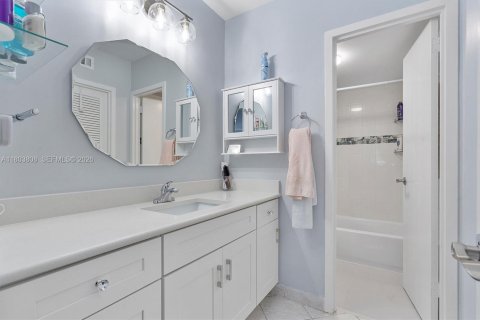 Copropriété à vendre à Surfside, Floride: 1 chambre, 86.31 m2 № 2300523 - photo 18