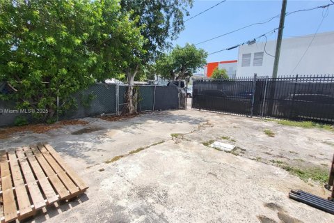 Commercial property in Miami, Florida № 1738460 - photo 8