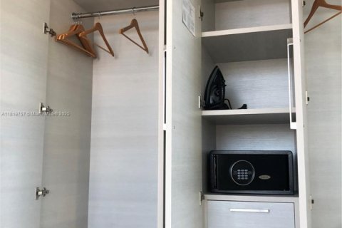 Condominio en venta en Hollywood, Florida, 1 dormitorio, 69.4 m2 № 1777667 - foto 11