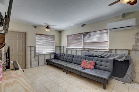 Commercial property in Treasure Island, Florida 4 bedrooms, 277.96 sq.m. № 1688458 - photo 9