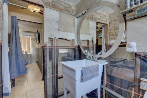 Commercial property in Treasure Island, Florida 4 bedrooms, 277.96 sq.m. № 1688458 - photo 22