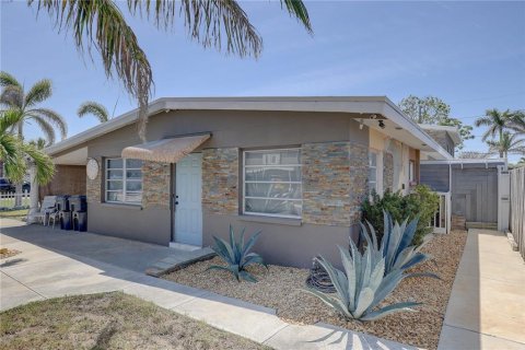 Commercial property in Treasure Island, Florida 4 bedrooms, 277.96 sq.m. № 1688458 - photo 1