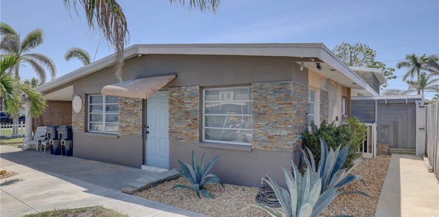 Commercial property in Treasure Island, Florida 4 bedrooms, 277.96 sq.m. № 1688458