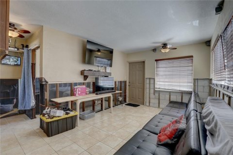 Commercial property in Treasure Island, Florida 4 bedrooms, 277.96 sq.m. № 1688458 - photo 8