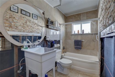 Commercial property in Treasure Island, Florida 4 bedrooms, 277.96 sq.m. № 1688458 - photo 23