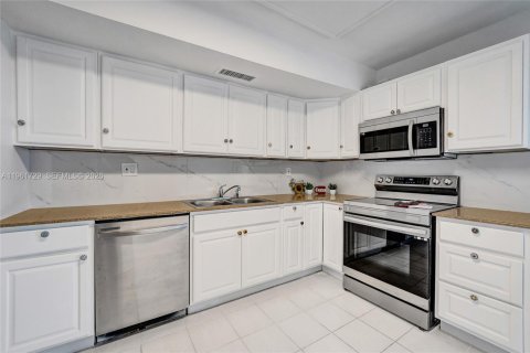Condo in Hollywood, Florida, 2 bedrooms  № 2243935 - photo 11