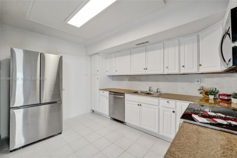 Condo in Hollywood, Florida, 2 bedrooms  № 2243935 - photo 10