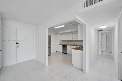Condo in Hollywood, Florida, 2 bedrooms  № 2243935 - photo 15