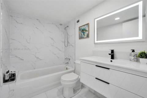 Condo in Hollywood, Florida, 2 bedrooms  № 2243935 - photo 30