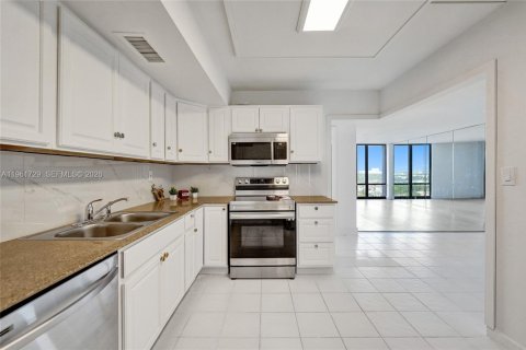 Condo in Hollywood, Florida, 2 bedrooms  № 2243935 - photo 13