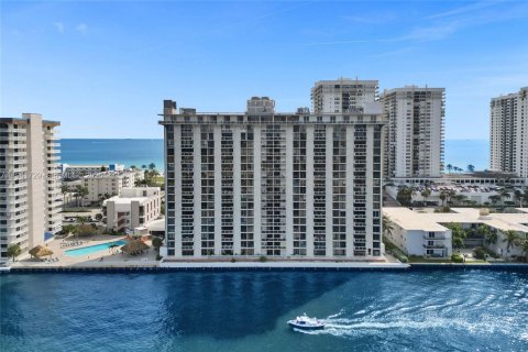 Condo in Hollywood, Florida, 2 bedrooms  № 2243935 - photo 2