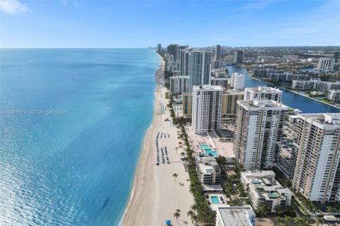 Condo in Hollywood, Florida, 2 bedrooms  № 2243935 - photo 7