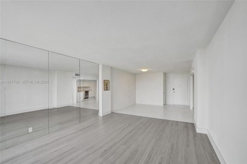 Condo in Hollywood, Florida, 2 bedrooms  № 2243935 - photo 25