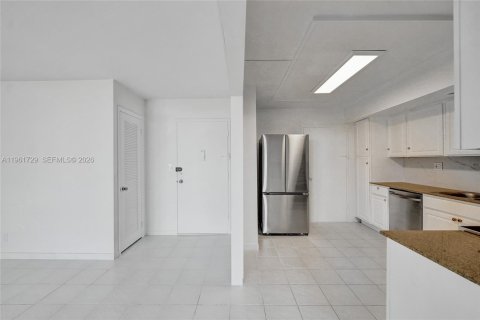 Condo in Hollywood, Florida, 2 bedrooms  № 2243935 - photo 14