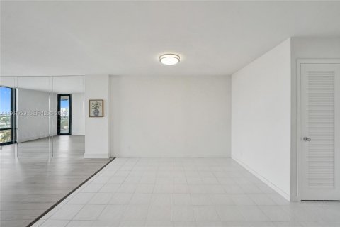 Condo in Hollywood, Florida, 2 bedrooms  № 2243935 - photo 17