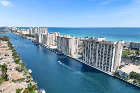 Condo in Hollywood, Florida, 2 bedrooms  № 2243935 - photo 3