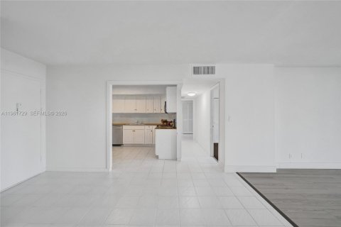 Condo in Hollywood, Florida, 2 bedrooms  № 2243935 - photo 19