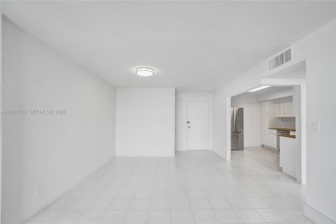 Condo in Hollywood, Florida, 2 bedrooms  № 2243935 - photo 18