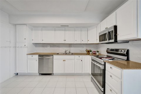 Condo in Hollywood, Florida, 2 bedrooms  № 2243935 - photo 12