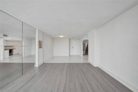 Condo in Hollywood, Florida, 2 bedrooms  № 2243935 - photo 23