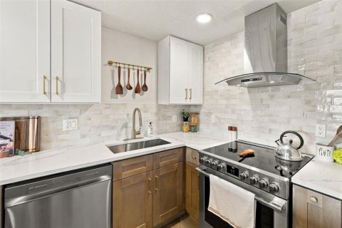 House in Tampa, Florida 4 bedrooms, 108.51 sq.m. № 2391187 - photo 10